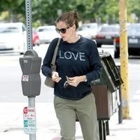 Jennifer Garner wearing a long sleeve t-shirt | Picture 65686